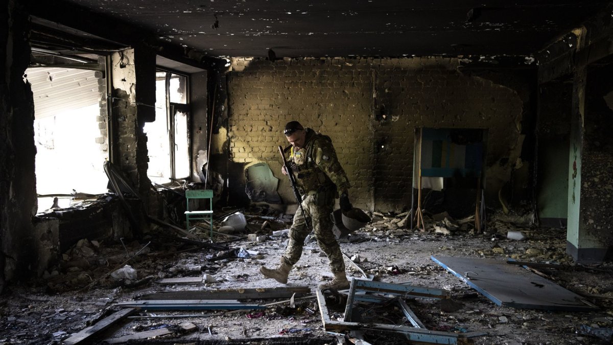 Un militar ucraniano inspecciona una escuela bombardeada ayer en la aldea de Vilkhivka, en las afueras de Járkov. .