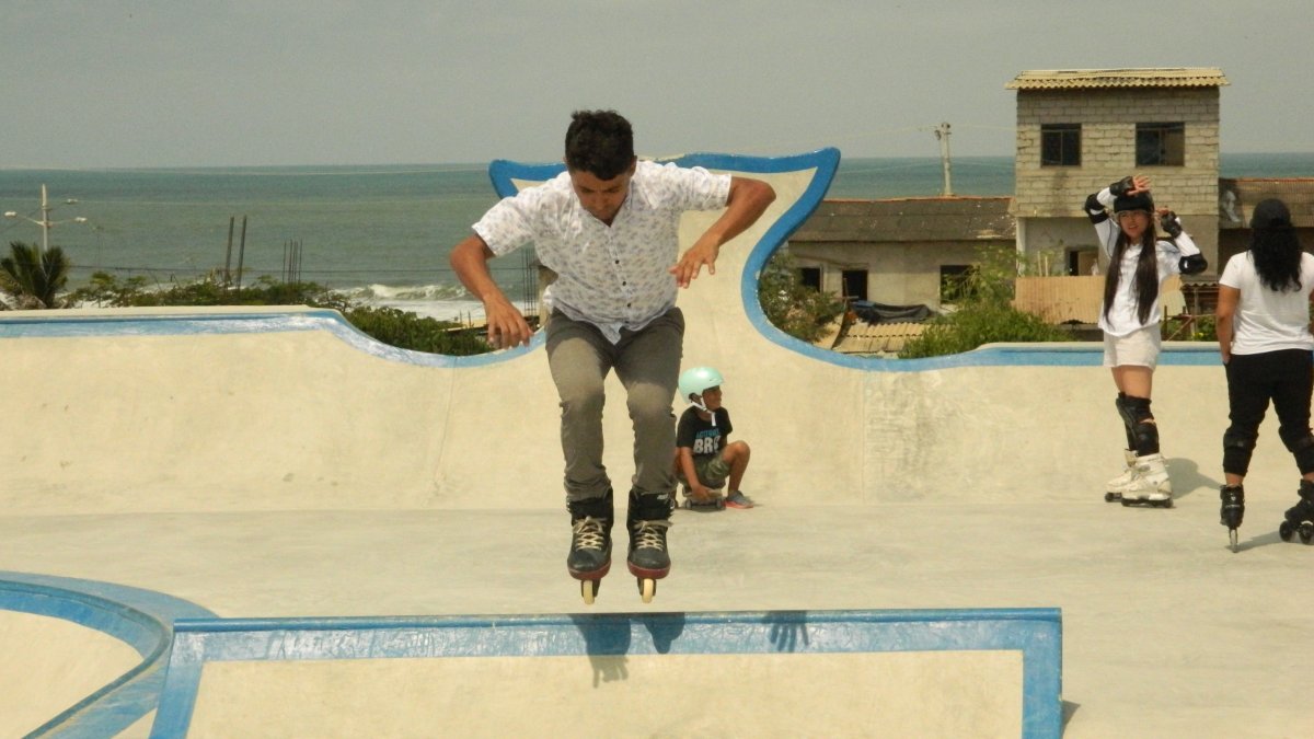.Trucos. Todos los días, desde el mediodía, se observa a jóvenes practicando patinaje y skate. Los fines de semana, la asistencia es mayor y a las visitas, se suman los turistas.