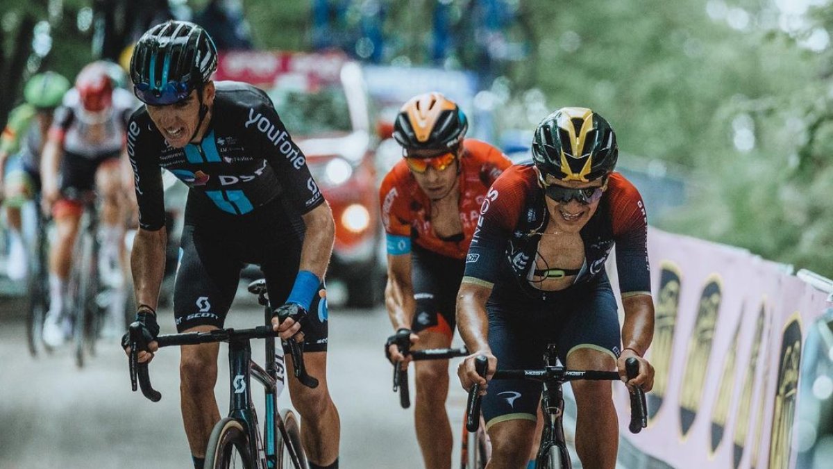 Richard Carapaz (d) ya demostró en la primera etapa de alta montaña que es el rival a vencer. 