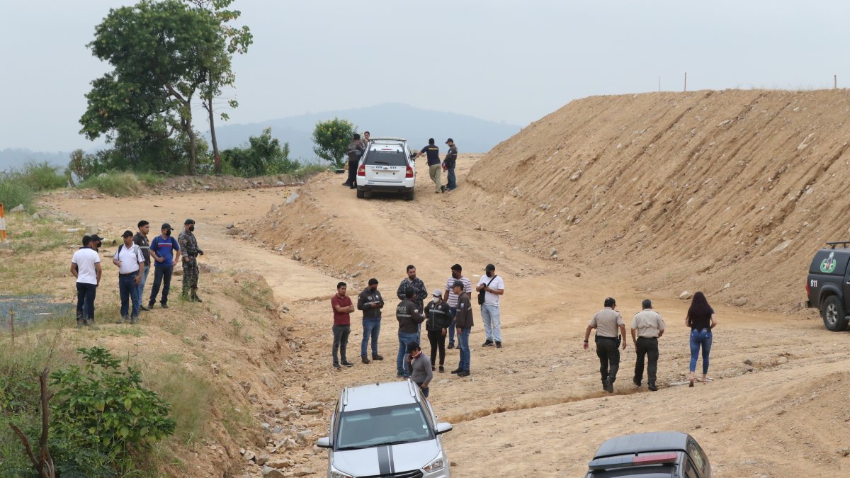 Investigación. Varias unidades de la Policía Nacional acudieron a un sector de Daule para recabar información sobre tres explosiones y muertes. 