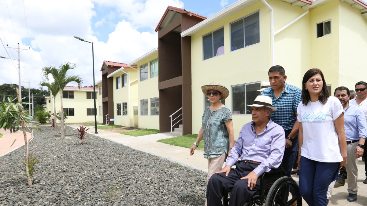 Obra. En Calceta (Manabí), el 17 de mayo del 2019, el entonces presidente Lenín Moreno asistió a la entrega de 6 conjuntos habitacionales del Plan Casa para Todos, en la Urbanización Riveras del Carrizal.