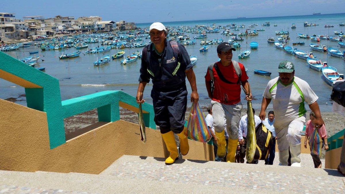 Labores. Un grupo de pescadores retorna luego de sus largas jornadas.