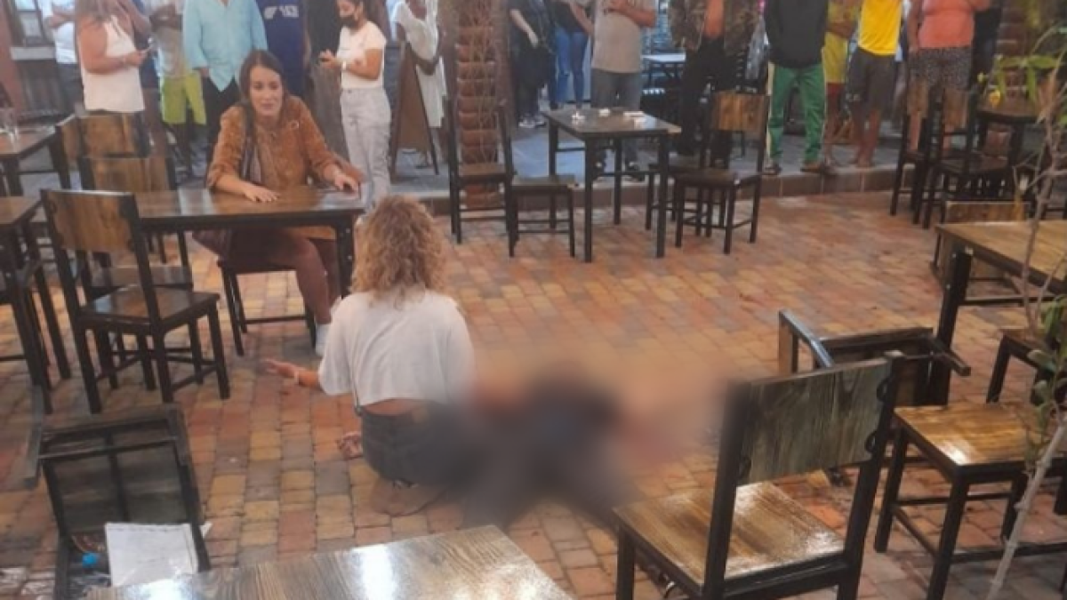 El hombre quedó tendido en el suelo del restaurante.