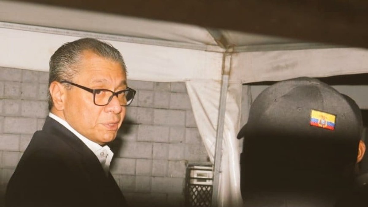 Ingreso. La Policía requisó a Jorge Glas antes de su ingreso a la Cárcel N° 4, en junio pasado.