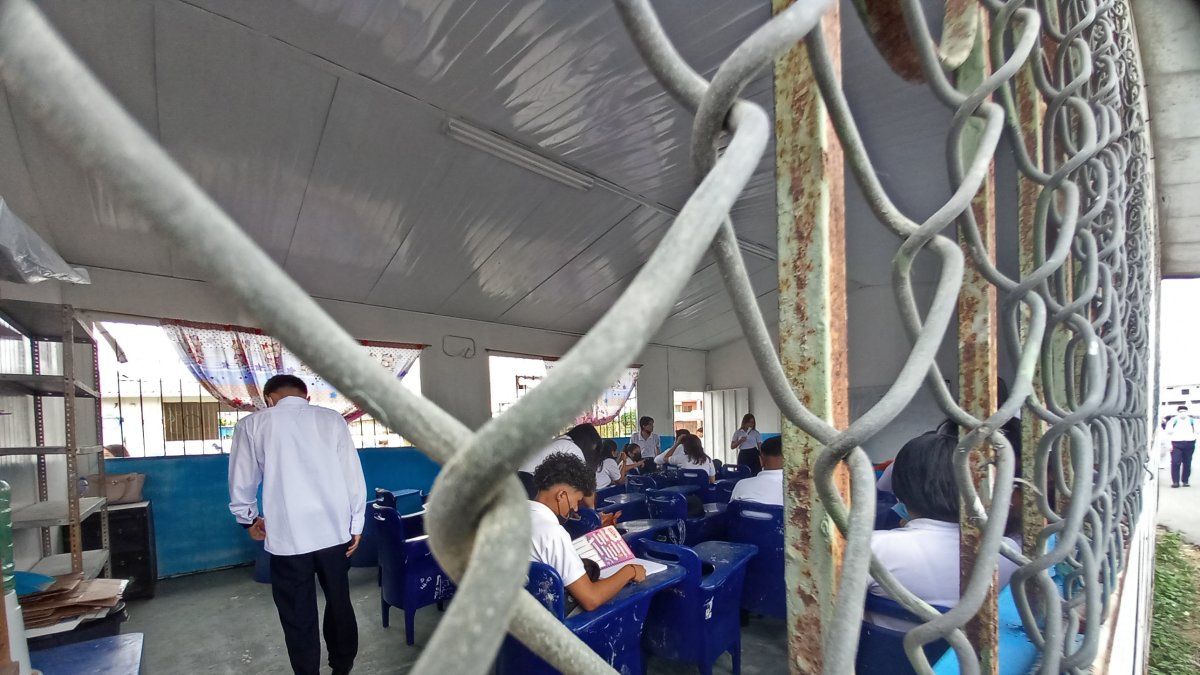 Los estudiantes esperan en las aulas la llegada de sus maestros, que no siempre ocurre.