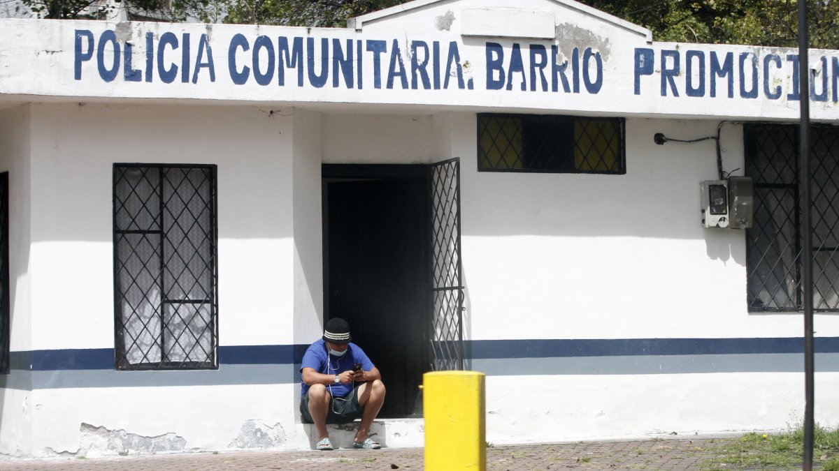 Situación. La UPC de Promoción Familiar, en el sur de Quito, se convirtió en residencia para los policías de otras provincias. Ellos hacen el mantenimiento.