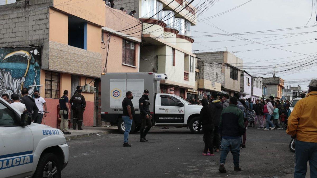 El crimen ocurrió al medio día, mientras la víctima compartía con unos amigos