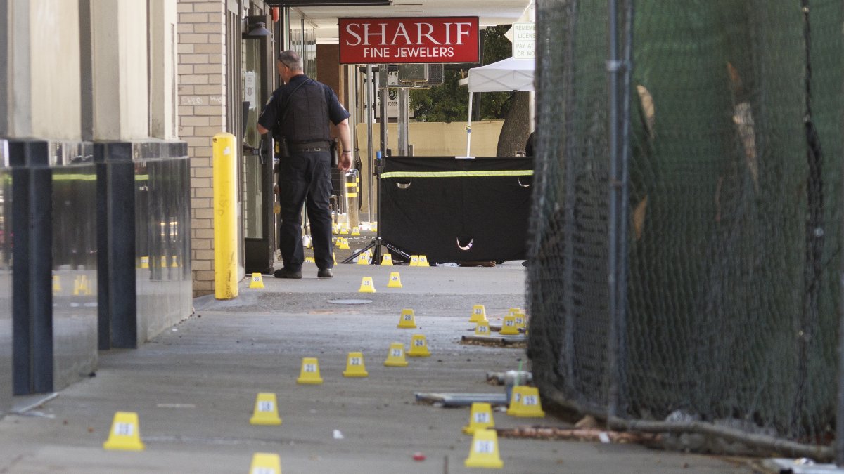 Fotografía de archivo, tomada el pasado 3 de abril, en la que se registró a agentes policiales en la escena de un tiroteo, que se saldó con seis personas muertas y diez más heridas, en Sacramento