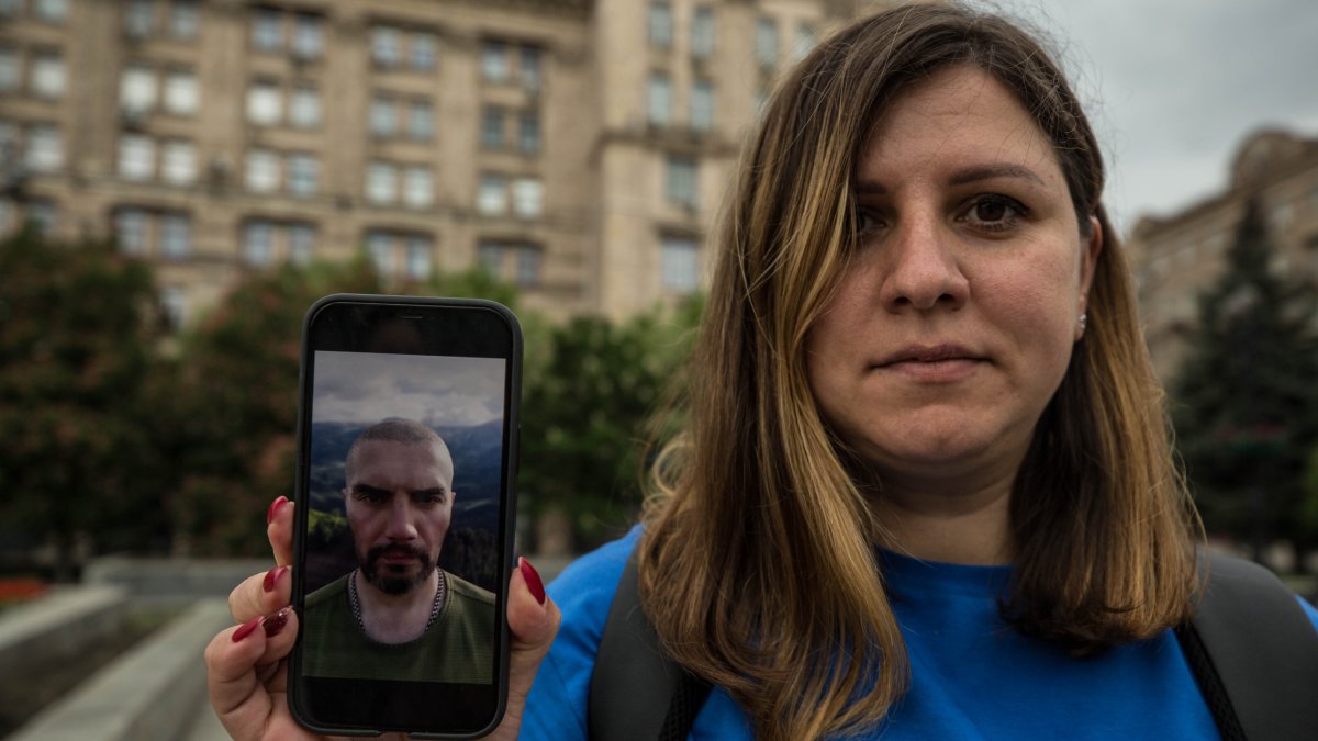 Emiliya muestra la foto de su marido quien murió el pasado 17 abril cerca de Lugansk en un ataque ruso