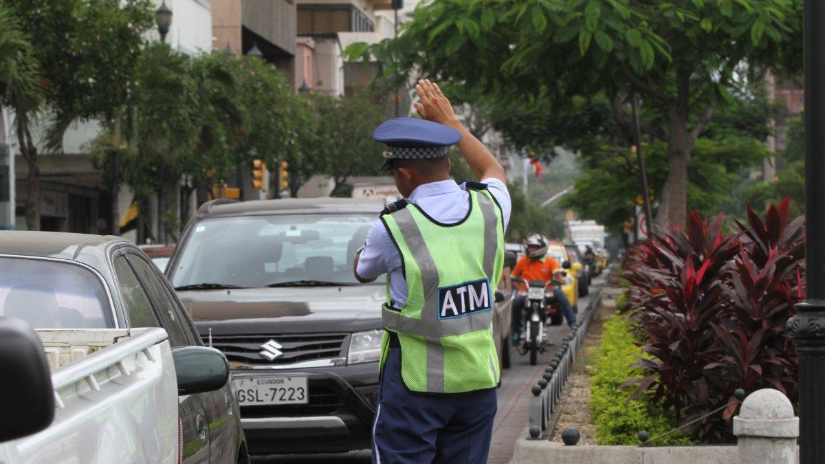 Agentes de tránsito guiarán  a conductores y peatones a tomar rutas alternas.