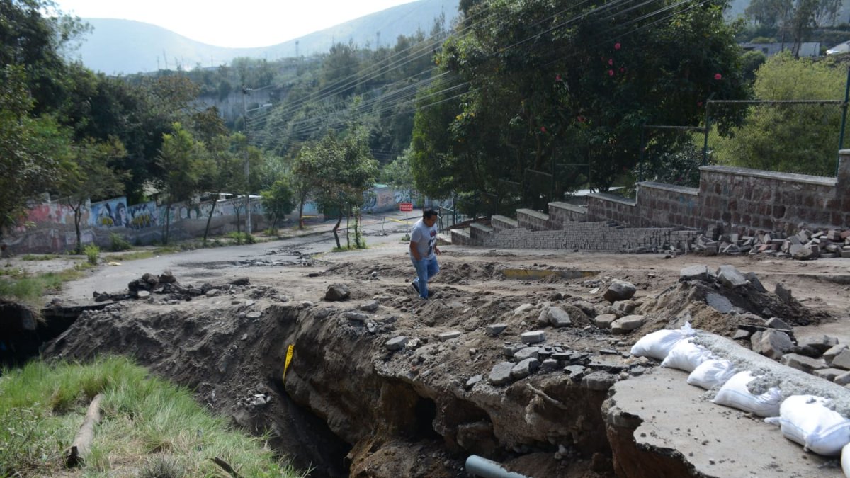 Problema. El socavón es tan grande que un auto cayó el primer día.