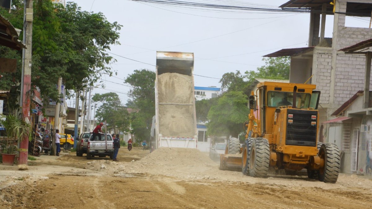 El personal municipal con la maquinaria ha empezado a trabajar en las calles más afectadas de Manglaralto, que está a 10 minutos de Olón y Montañita.