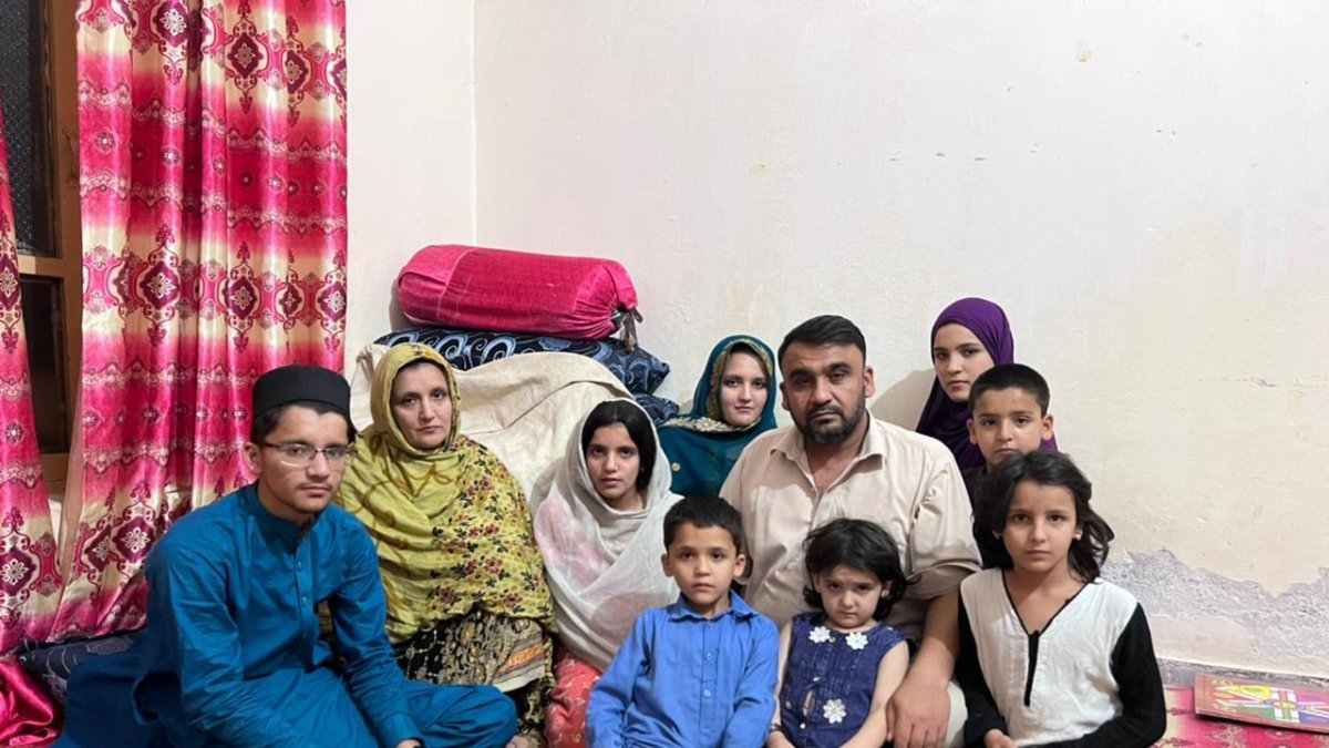 Abdul Basir Momand aparece rodeado de sus hijos, hijas y esposa en Pakistán.