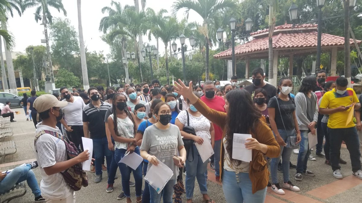 Aspirantes a ingresar a la universidad forman columnas para dar el examen Transformar en la Universidad de Guayaquil, el 29 de marzo de 2022