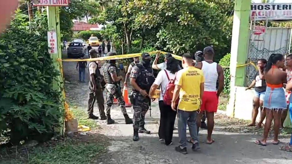Según la información recogida por la policía, los atacantes eran seis: cuatro llegaron en un vehículo y dos a bordo de una motocicleta