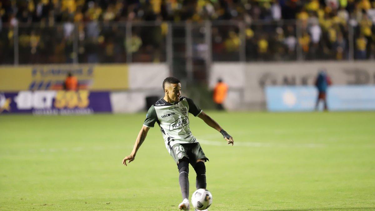 Byron Castillo jugó todo el primer tiempo del duelo entre Aucas y Barcelona