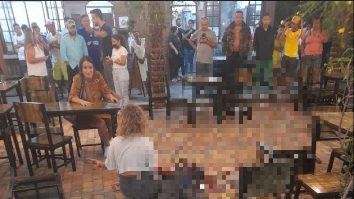 ARCHIVO. Tras los disparos, la novia de Jaime Villagómez Fayad lo abrazaba y lloraba desconsolada