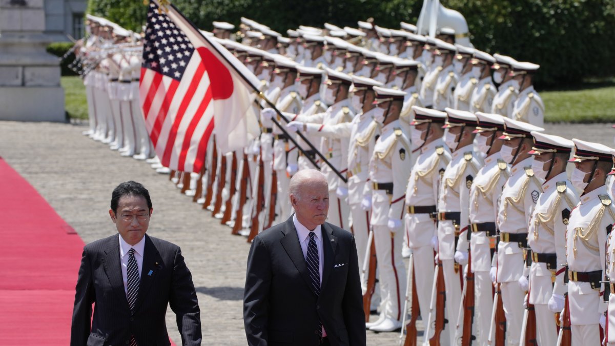 El presidente de EEUU, Joe Biden (d) y el primer ministro japonés, Fumio Kishida (i) pasan revista a la guardia de honor este lunes en Tokio