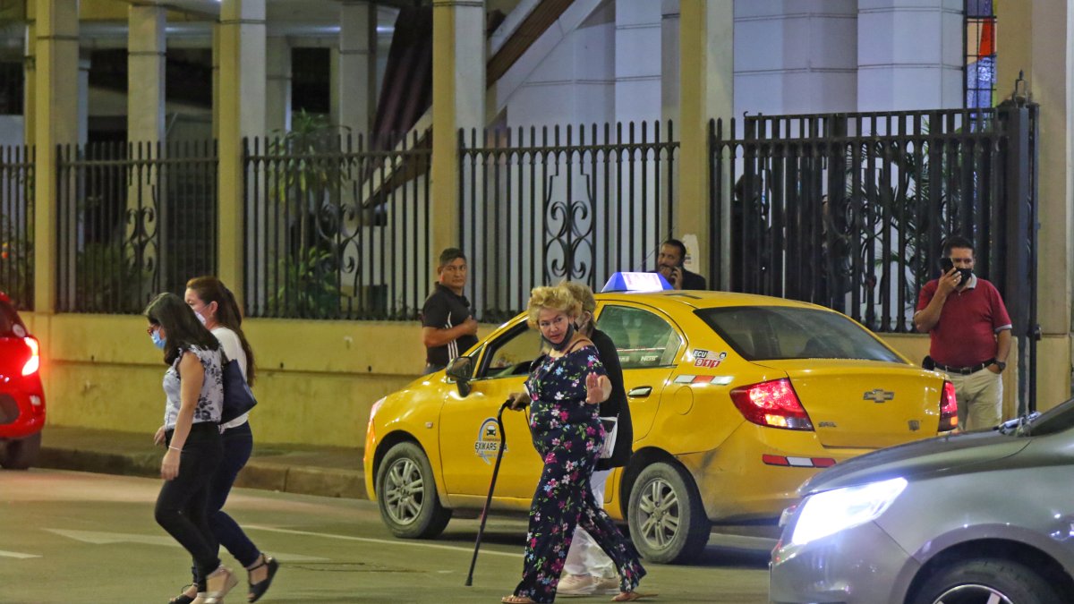 Muchos transeúntes tienen problemas para lograr cruzar las calles debido a que no hay agentes de la ATM para darles paso. Se quejan y exigen más control.