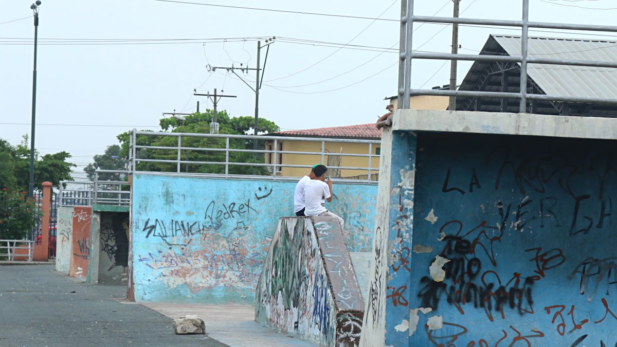 Skatepark. La pista del Suburbio, en Guayaquil, permanece rayada, con grieta y vacía. Allí solo acuden a beber y consumir drogas.