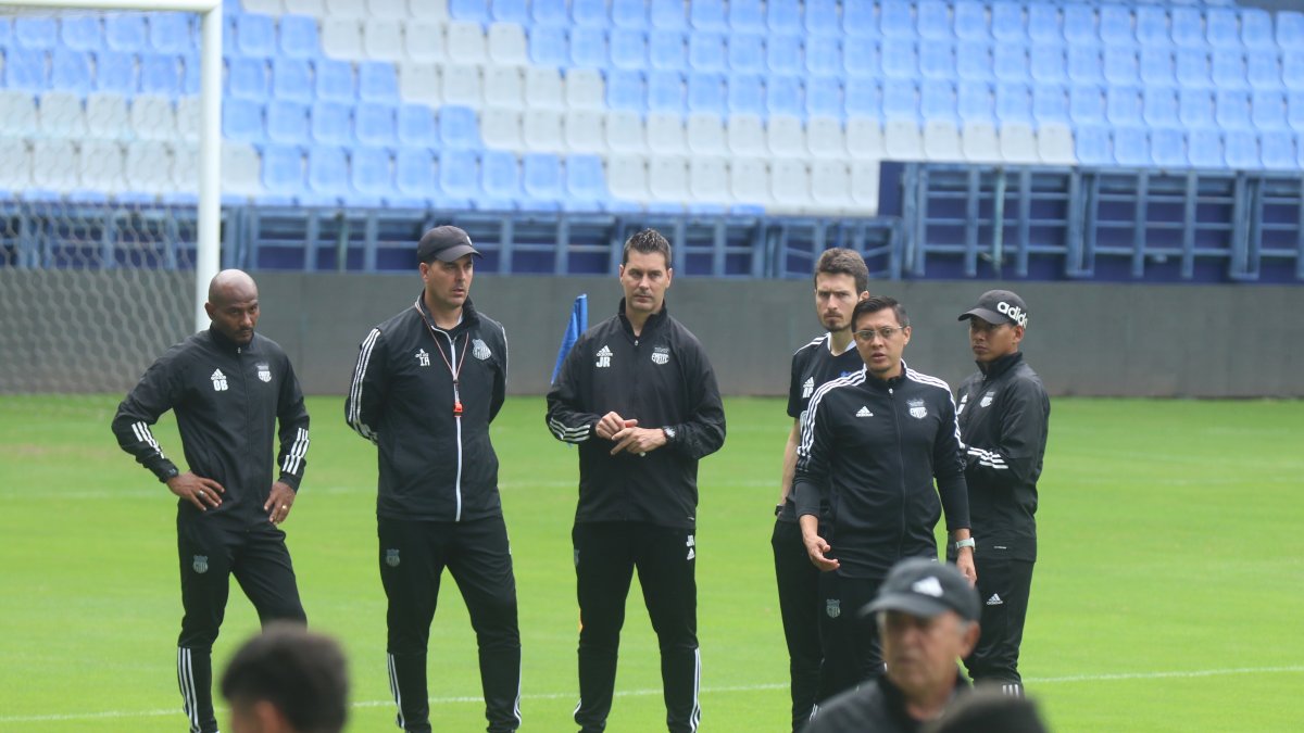 El cuerpo técnico de Emelec ha sido el más señalado en el cuadro azul.