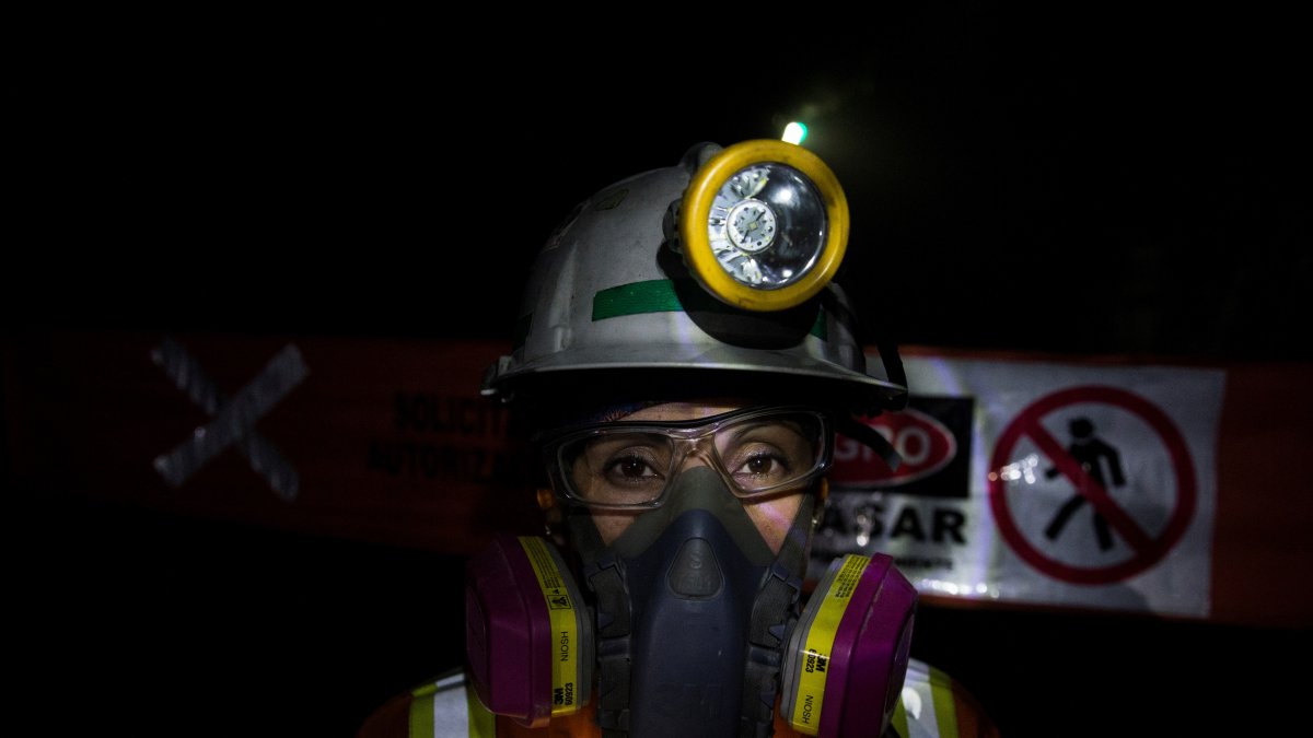 Una operaria de maquinaria pesada en una mina en Chile, en una imagen de archivo.