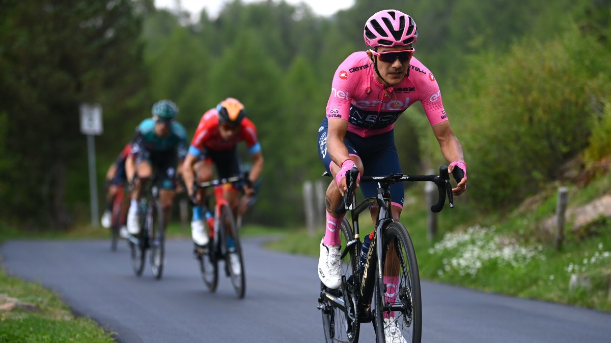 Richard Carapaz (d) se batió a duelo con sus principales rivales en el Giro.