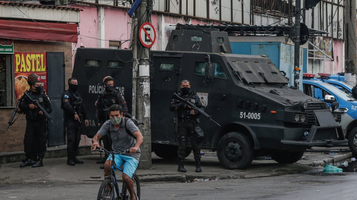 La policía militar en una favela de Rio de Janeiro / Andre Coelho