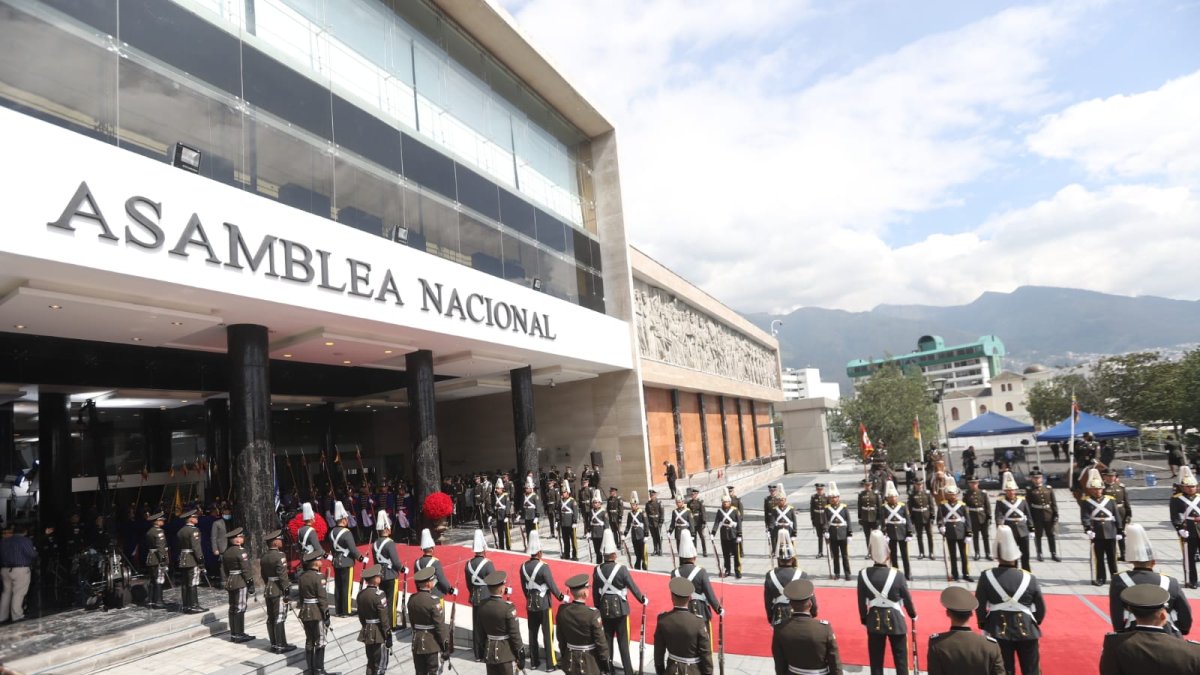 Los invitados y autoridades arriban a la Asamblea desde las 08:30.