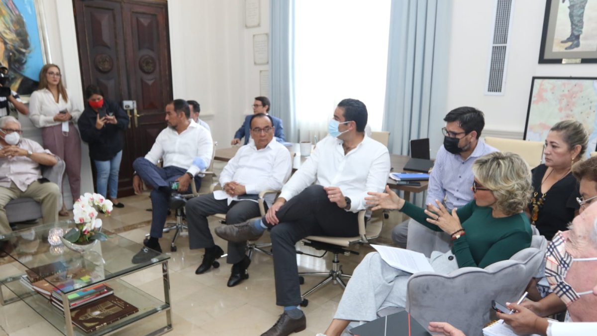 Cita. Alcaldes y representantes de la Cámara de la Producción se reunieron en el Municipio de Guayaquil para abordar las diligencias a ejecutar para asumir el proyecto Viaducto Sur.