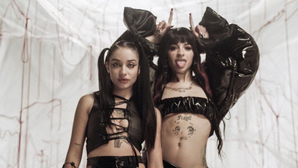 Ambas artistas juegan con la tensión sexual que esta pieza audiovisual provoca en la que llenas de energía, le cantan de frente lo que quieren a los hombres.