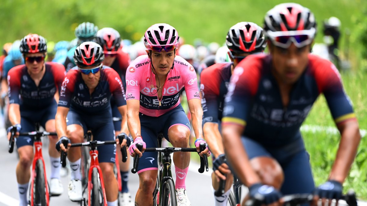 Richard Carapaz (c) vistiendo la maglia rosa de líder en la etapa 16 de la carrera.