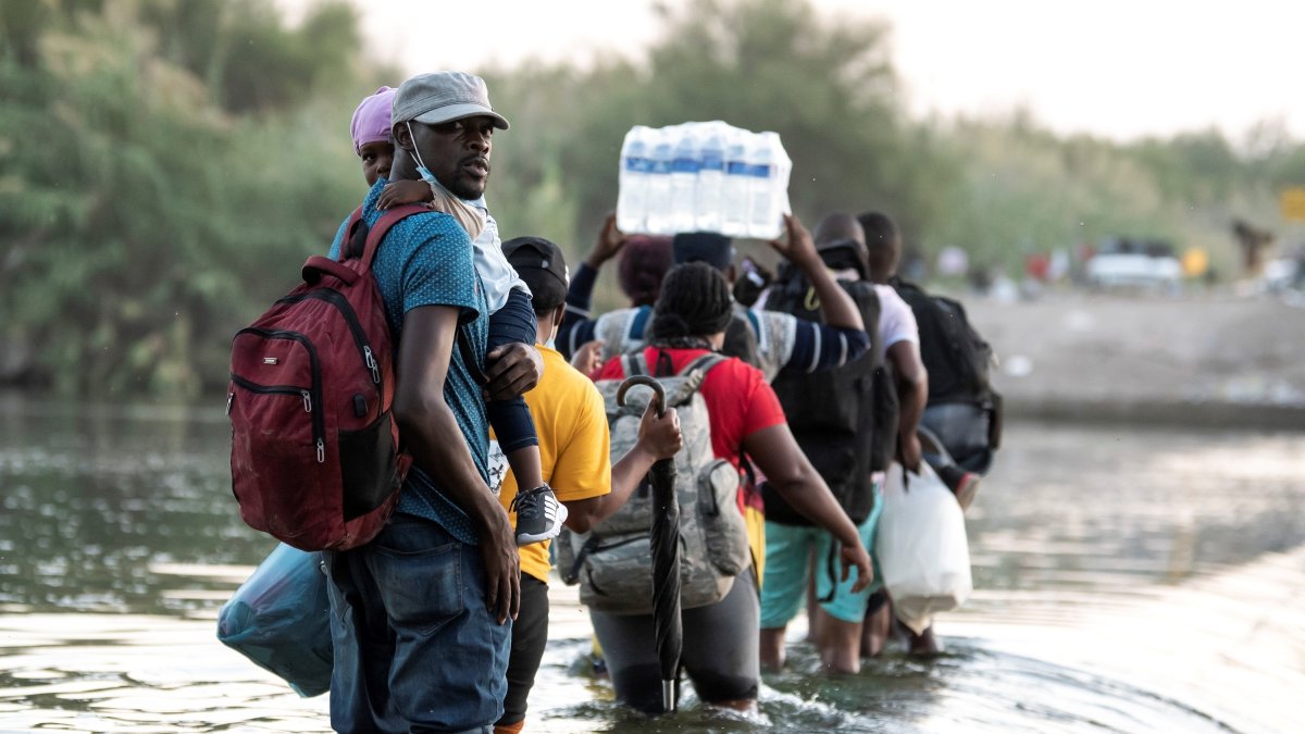 Migrantes procedentes de Haití cruzan el Río Bravo hoy, en Ciudad Acuña, en Coahuila (México).  EFE