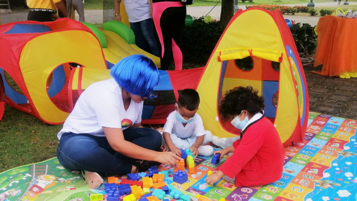 Las maestras brindan apoyo a las madres de familia.