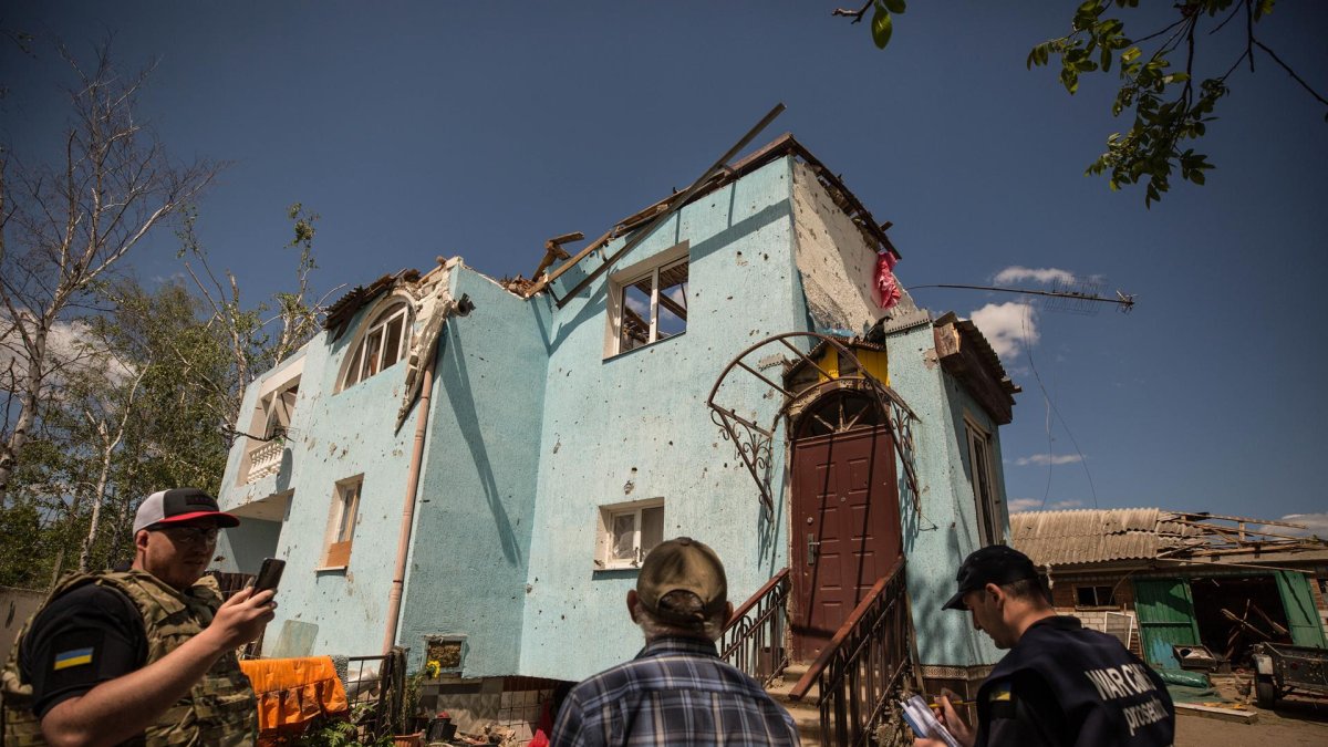 Investigadores de la División de Crímenes de Guerra de Járkov realizan pesquisas hoy en el pueblo de Vilkhivka, Óblast de Járkov (Ucrania).