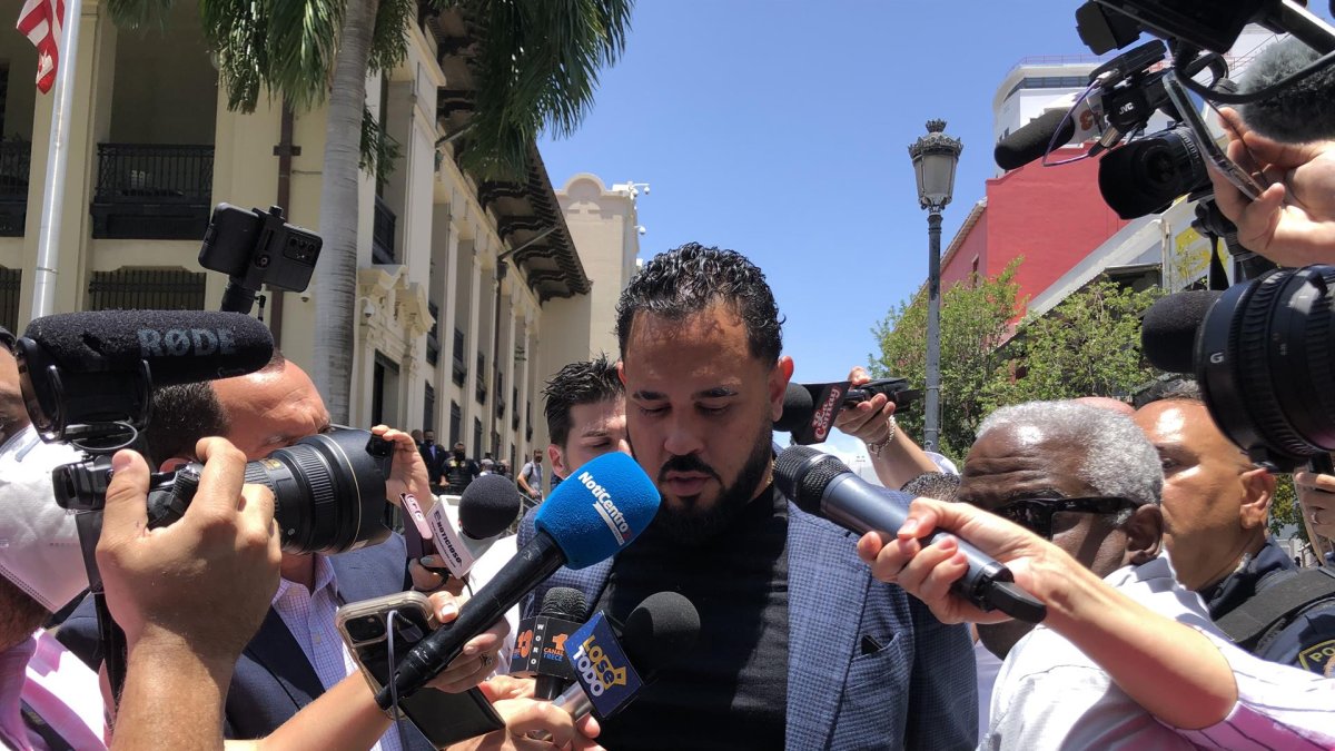 El productor puertorriqueño de música urbana, Raphy Pina, habla con los periodistas este 24 de mayo de 2022 a su salida del tribunal federal en el Viejo San Juan, Puerto Rico.