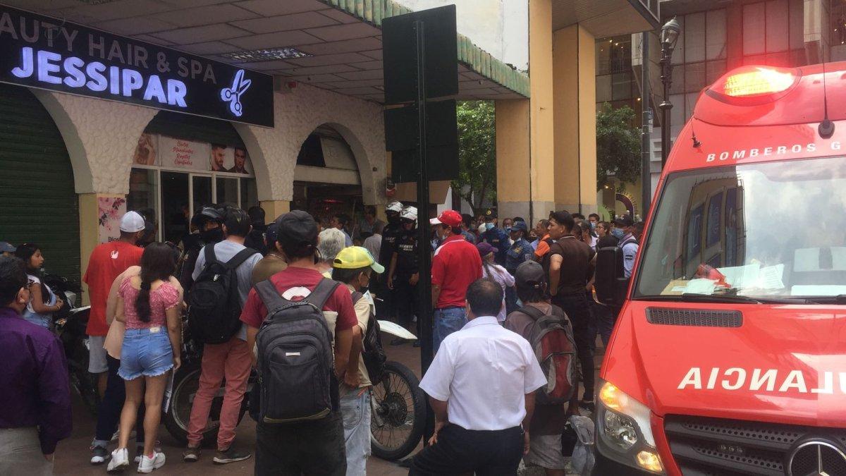 La víctima ingresó a una peluquería donde fue seguido por los asaltantes.