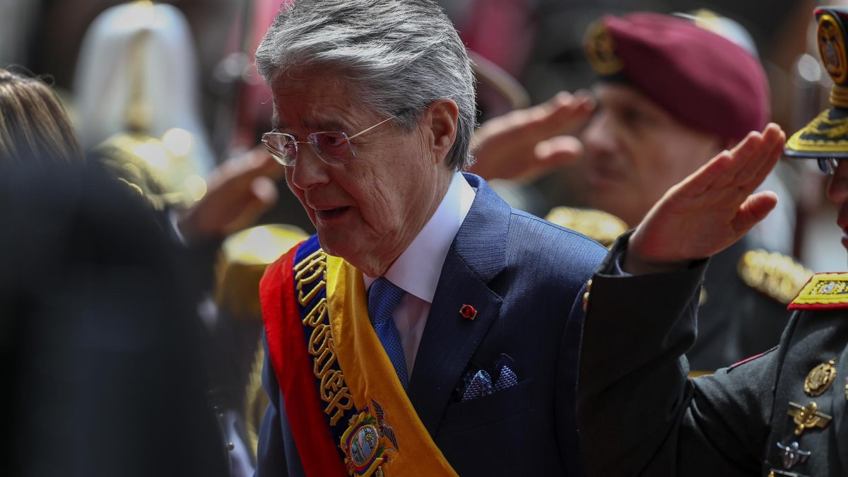 El presidente de Ecuador, Guillermo Lasso, ingresa hoy a la Asamblea Nacional en Quito (Ecuador) .