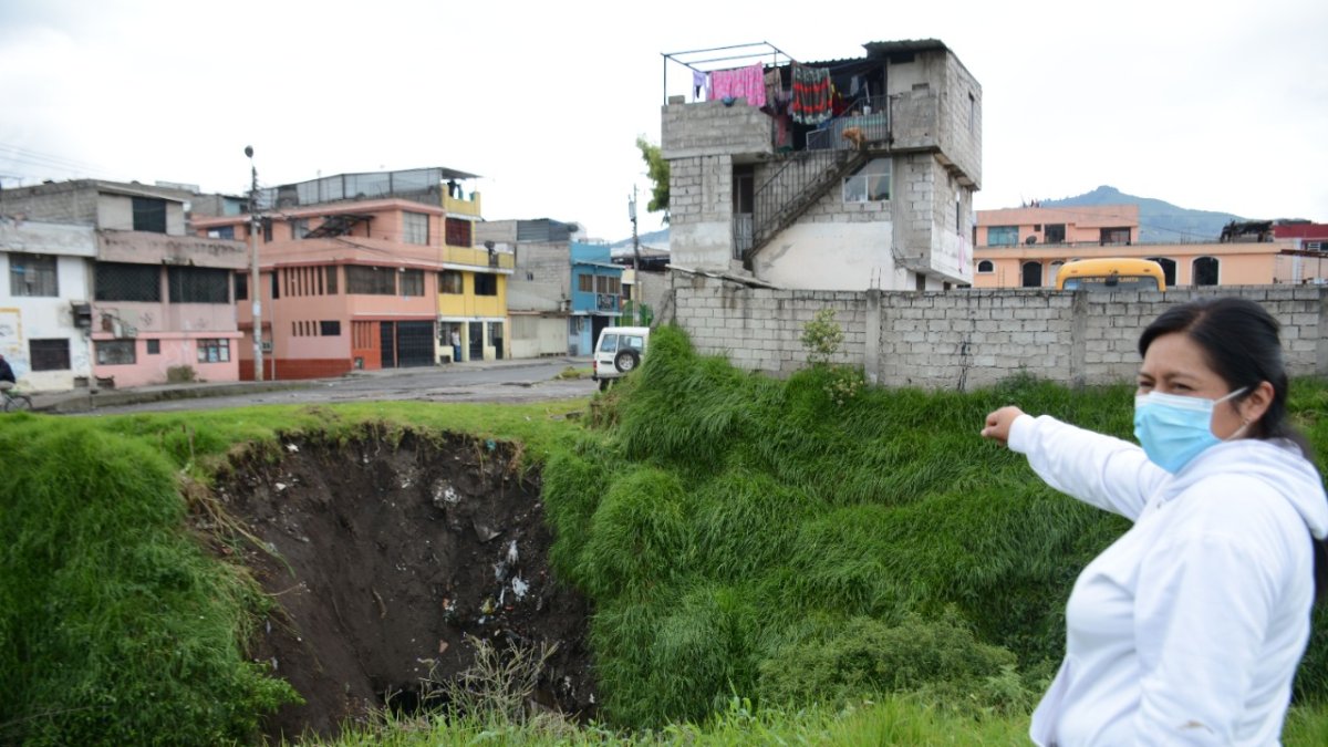 Problema. Las constantes lluvias que caen en la capital han provocado el desprendimiento de una parte de la quebrada y amenaza con afectar la vía.