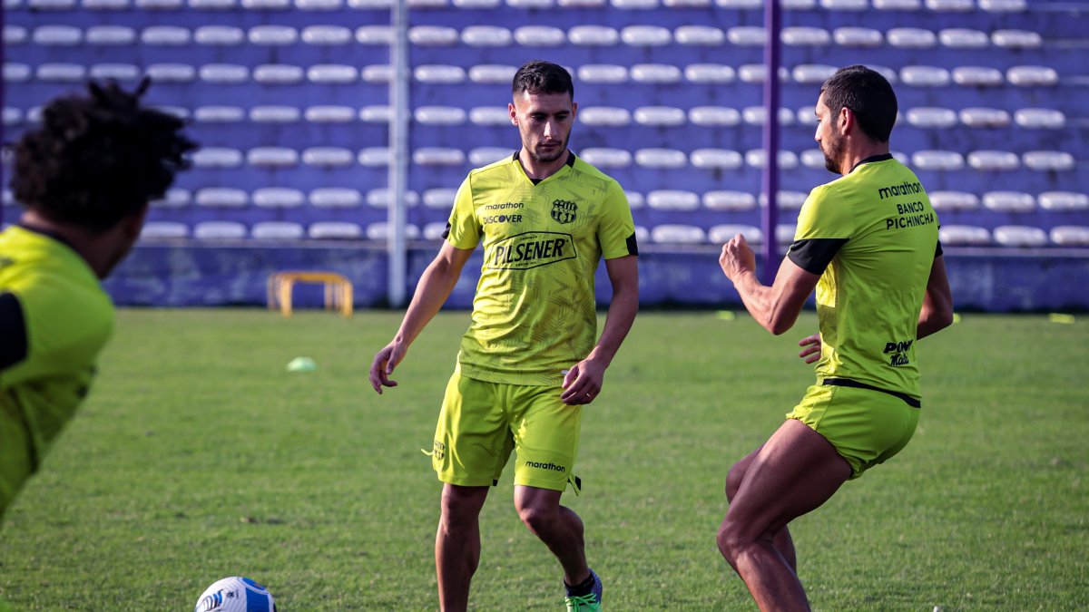 Entrenamiento. Emmanuel Martínez (i) y Bruno Piñatares, jugadores de Barcelona, en suelo uruguayo.