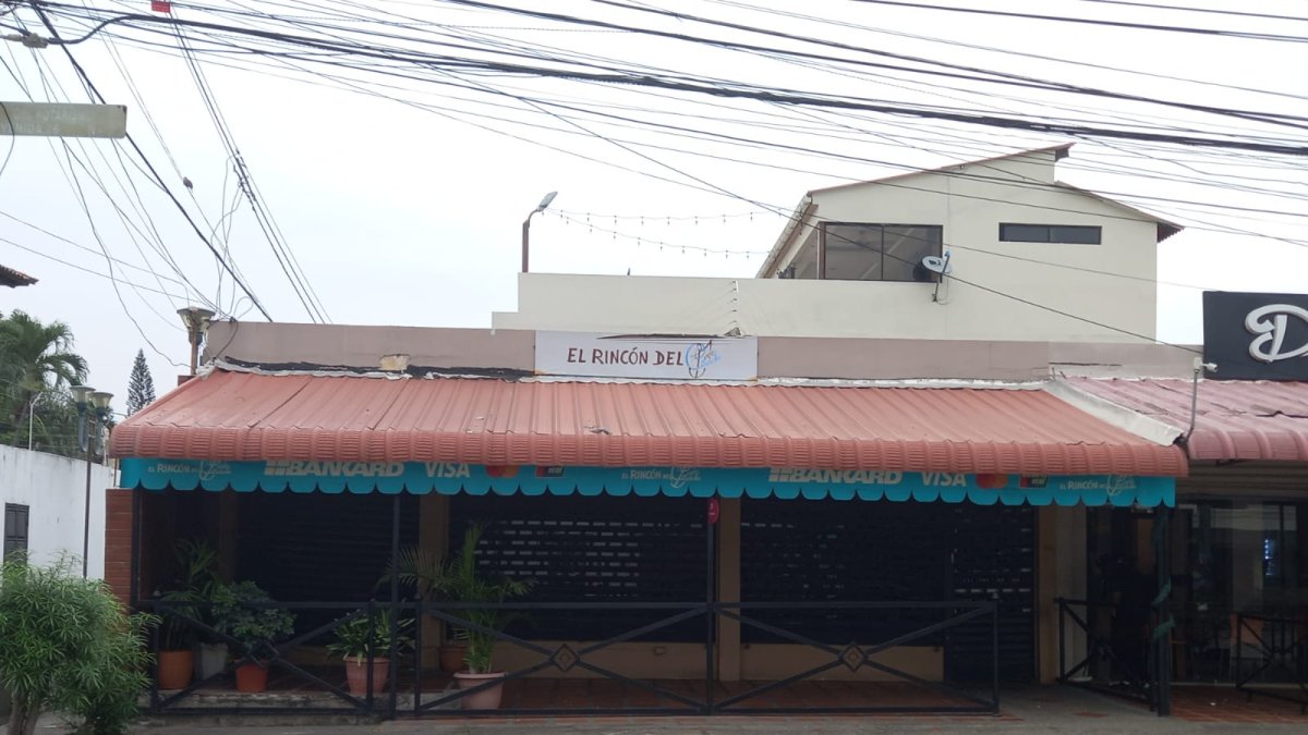 El delincuente amedrentó a los comensales con un arma de fuego.