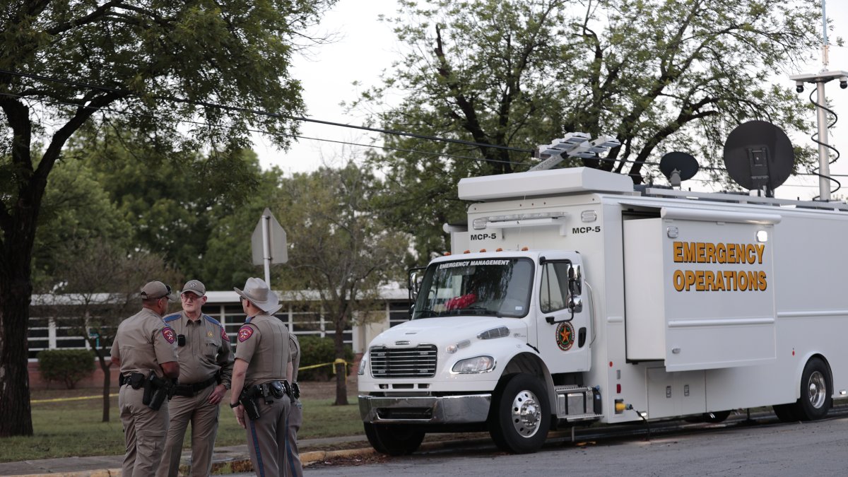 Policías e investigadores continúan trabajando en la escena de un tiroteo masivo en la Escuela Primaria Robb