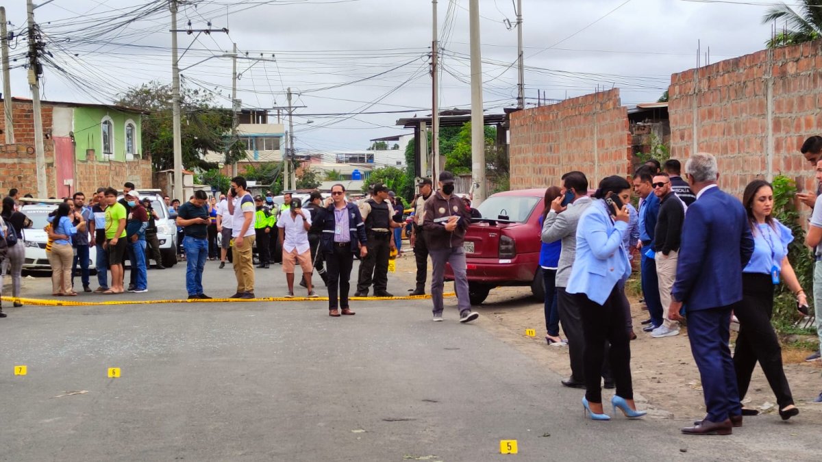 Los agentes policiales acudieron al lugar para recoger los indicios del crimen