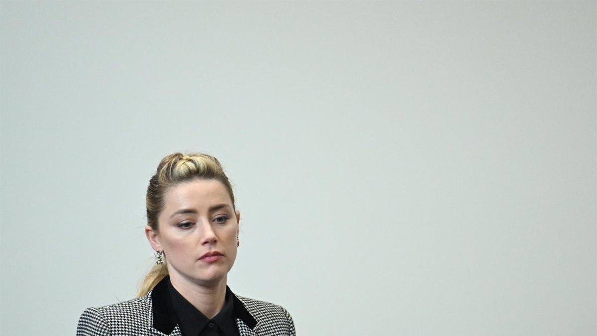La actriz estadounidense Amber Heard asiste al juicio de la demanda por difamación de Depp contra Heard en el Tribunal de Circuito del Condado de Fairfax, Virginia (EE.UU.)