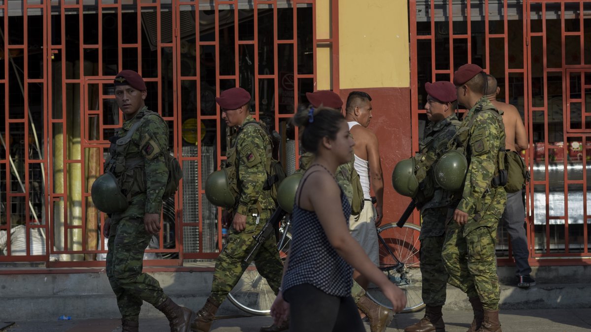 Militares ecuatorianos realizar operativos con el fin de contrarrestar hechos delictivos y de violencia