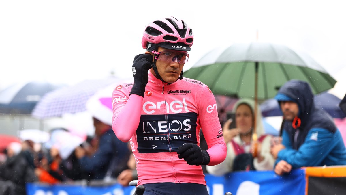 Richard Carapaz continuará vistiendo la maglia rosa.