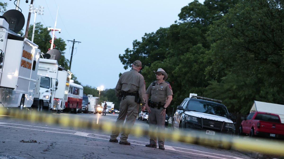 Policías permanecen en el colegio Robb Elementary, en Uvalde, Texas, este 25 de mayo de 2022, escenario el martes de un tiroteo