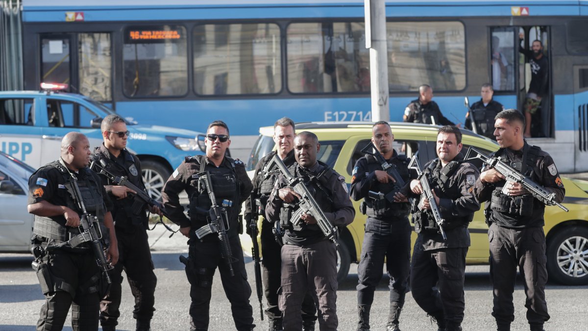 Policía militar vigila cerca de la entrada a la favela Vila Cruzeiro tras un operativo policial en Río de Janeiro