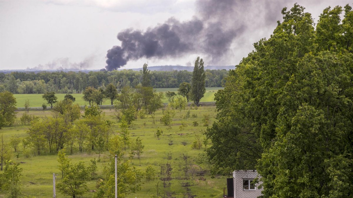 Vista hoy de un incendio provocado por un misil ruso en Járkov (Ucrania).