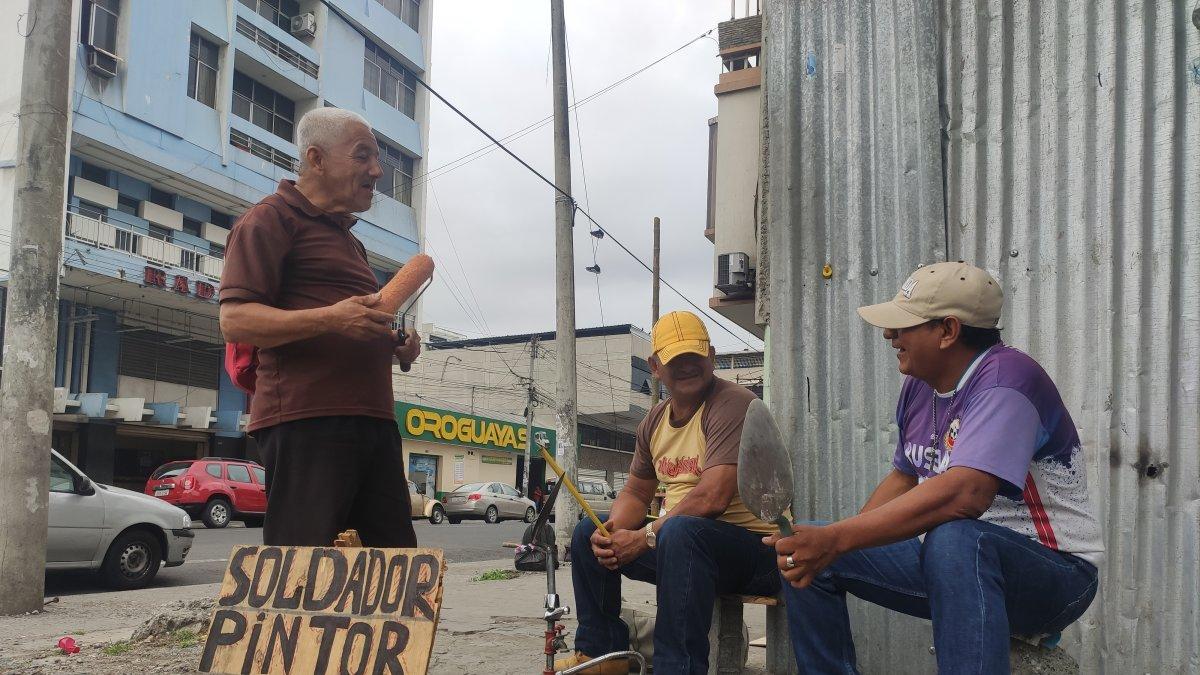 Situación.- Tres personas esperan en la calle que los contraten para algún trabajo.